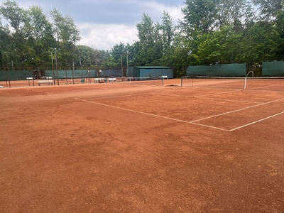 Играйте в теннис на кортах стадиона «Арсенал»