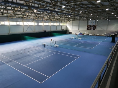 Играйте в теннис на кортах стадиона «Арсенал»