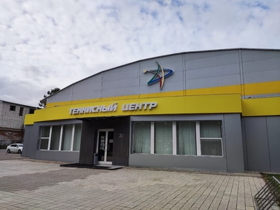 Играйте в теннис на кортах стадиона «Арсенал»