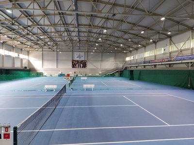 Играйте в теннис на кортах стадиона «Арсенал»