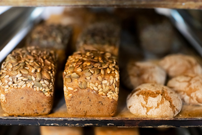 Ремесленный хлеб на закваске, авторские десерты, торты и выпечка — всё это Вы найдете в пекарне «Традиция»! 