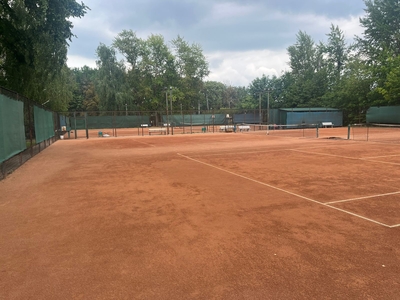 Играйте в теннис на кортах стадиона «Арсенал»