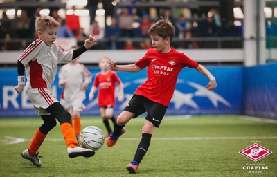 Растите будущего спортсмена? Занятия в футбольной школе «СпартакЮниор» со скидкой 70%!