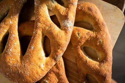 Ремесленный хлеб на закваске, авторские десерты, торты и выпечка — всё это Вы найдете в пекарне «Традиция»! 