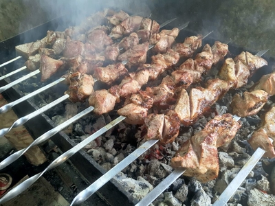 Очень вкусный и сочный шашлык от кафе «Три льва» со скидкой до 50%!