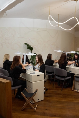 Услуги для волос, бровей и ногтей по новому адресу от салона красоты «MY IRIS» со скидками до 40%