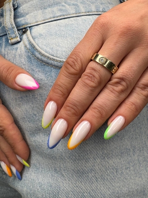 Услуги для волос, бровей и ногтей по новому адресу от салона красоты «MY IRIS» со скидками до 40%