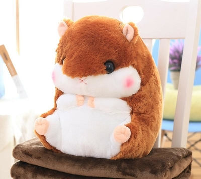 Пушистый хомячок с пледом