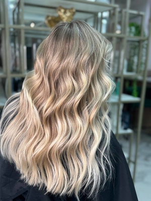 Услуги для волос, бровей и ногтей по новому адресу от салона красоты «MY IRIS» со скидками до 40%