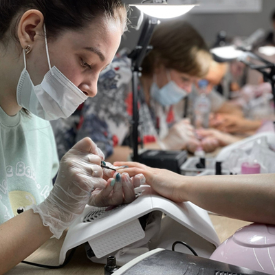 Стань профессиональным парикмахером, мастером ногтевого сервиса, массажистом или косметологом со скидкой до 50% в учебном центре «Beauty Point»!