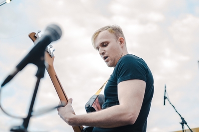 Время корпоратива! Как же без музыки? Настоящая энергия живого выступления группы «Те - самые» со скидкой до 42%