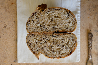 Ремесленный хлеб на закваске, авторские десерты, торты и выпечка — всё это Вы найдете в пекарне «Традиция»! 