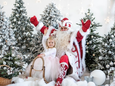 Погрузитесь в атмосферу праздника и волшебства с Дед Морозом и Снегурочкой со скидкой 50% от «Мастерской чудес»!