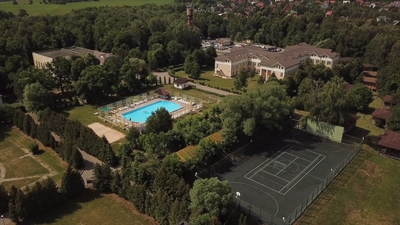 Скидка до 41% на отдых в подмосковном отеле «Foresta Festival Park»: уютные номера и коттеджи, питание, бильярд и многое другое!