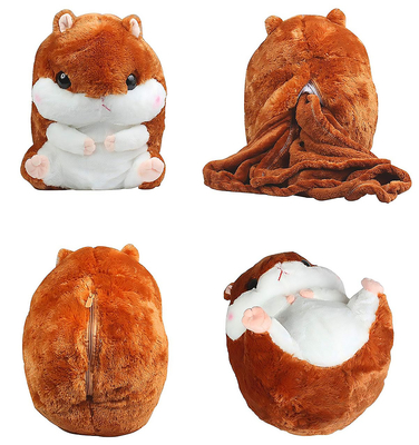 Пушистый хомячок с пледом