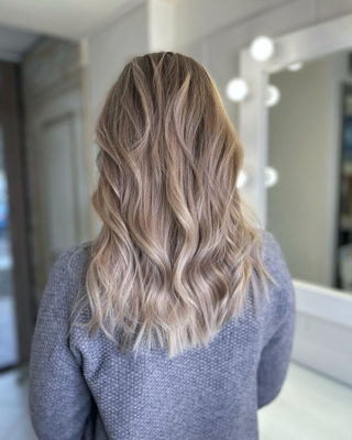 В салоне красоты «Венера» Вам сделают шикарное окрашивание, красивые ногти, брови и прическу со скидкой до 57%!