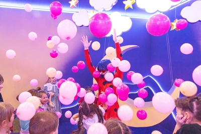 Удивите своего ребёнка и подарите незабываемые эмоции! Детское пространство «Дети в теме» дарит скидки до 50% на квест и проведение детских праздников! Удивите своего ребёнка и подарите незабываемые эмоции! Детское пространство «Дети в теме» дарит скидки до 50% на квест и проведение детских праздников!