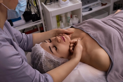 Скидка до 60% на услуги массажа и коррекции фигуры в студии Виктории Родионовой