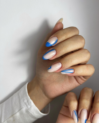 Маникюр — желание женщины выглядеть красиво «до кончиков ногтей! В салоне «Lucky studio» маникюр и педикюр со скидкой до 54%!