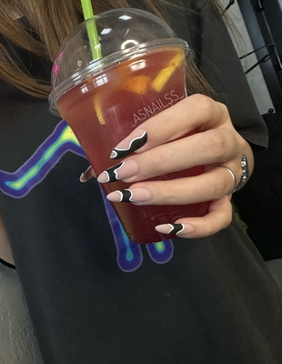 Порадуйте себя красивым маникюром в студии «Asnailss» со скидкой до 63%