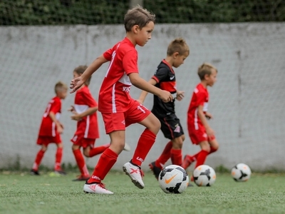 Растите будущего спортсмена? Занятия в футбольной школе «СпартакЮниор» со скидкой 70%!