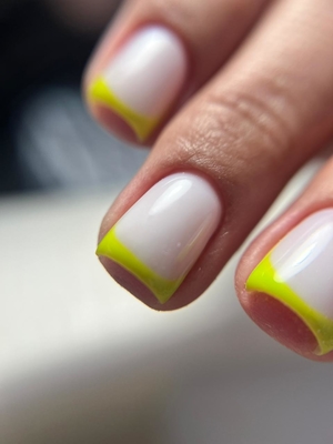 Скидка до 45% на маникюр и педикюр в студии красоты Молекула!