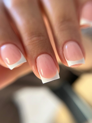 Скидка до 45% на маникюр и педикюр в студии красоты Молекула!