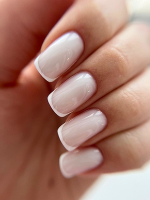 Скидка до 45% на маникюр и педикюр в студии красоты Молекула!