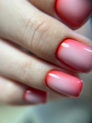 Скидка до 45% на маникюр и педикюр в студии красоты Молекула!