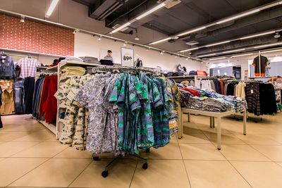 Магазин одежды и обуви Модис