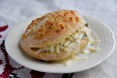 Ремесленный хлеб на закваске, авторские десерты, торты и выпечка — всё это Вы найдете в пекарне «Традиция»! 