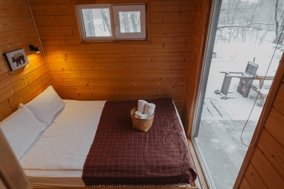 Незабываемый отдых в глэмпинге «Терруар»! Для Вас вкусные завтраки, посещение бани и банный чан со скидкой 44%