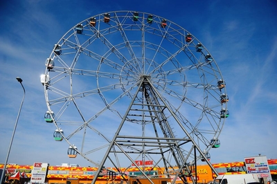 Колесо обозрения у ТРЦ «Макси»