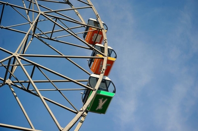 Колесо обозрения у ТРЦ «Макси»