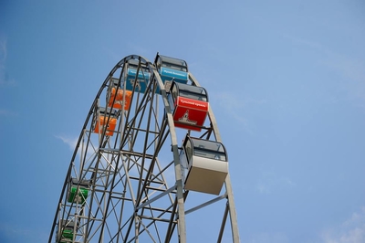 Колесо обозрения у ТРЦ «Макси»