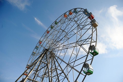 Колесо обозрения у ТРЦ «Макси»