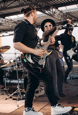 Время корпоратива! Как же без музыки? Настоящая энергия живого выступления группы «Те - самые» со скидкой до 42%