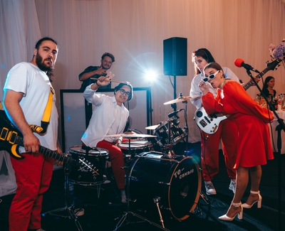 Время корпоратива! Как же без музыки? Настоящая энергия живого выступления группы «Те - самые» со скидкой до 42%