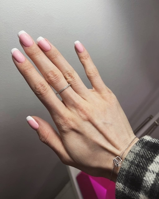 Маникюр — желание женщины выглядеть красиво «до кончиков ногтей! В салоне «Lucky studio» маникюр и педикюр со скидкой до 54%!