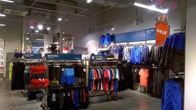 Магазин одежды и обуви Рибок