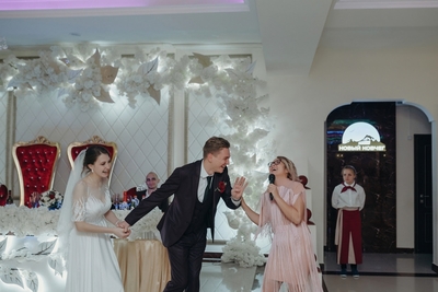 Анна Коста, ведущая