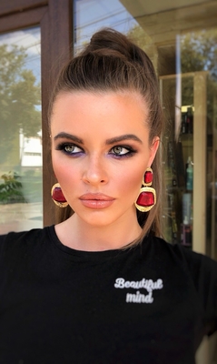 В салоне красоты «Венера» Вам сделают шикарное окрашивание, красивые ногти, брови и прическу со скидкой до 57%!