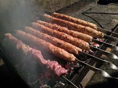 Очень вкусный и сочный шашлык от кафе «Три льва» со скидкой до 50%!