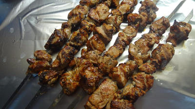 Очень вкусный и сочный шашлык от кафе «Три льва» со скидкой до 50%!