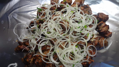 Очень вкусный и сочный шашлык от кафе «Три льва» со скидкой до 50%!