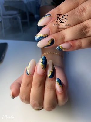 Идеальные реснички, брови, ногти со скидкой до 63% в студии красоты «Royal»!