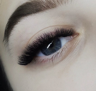 Идеальные реснички, брови, ногти со скидкой до 63% в студии красоты «Royal»!