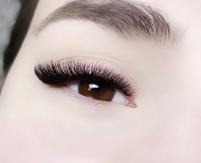 Идеальные реснички, брови, ногти со скидкой до 63% в студии красоты «Royal»!