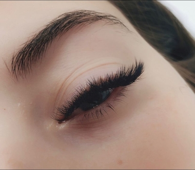 Идеальные реснички, брови, ногти со скидкой до 63% в студии красоты «Royal»!