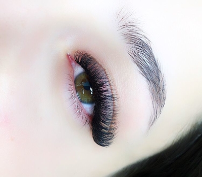 Идеальные реснички, брови, ногти со скидкой до 63% в студии красоты «Royal»!